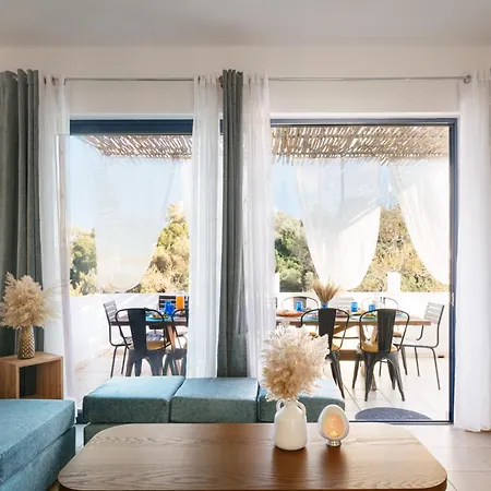 Lira The Hidden Gem Above The Sea Villa *